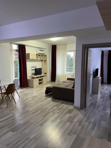 Un dormitorio con una cama y una sala de estar. en Playa Apartment 3, en Mamaia