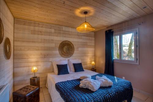 Katil atau katil-katil dalam bilik di gite&spa privatif -le bois de la pause-