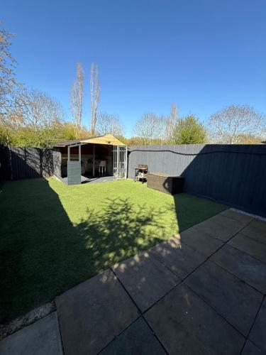 Κήπος έξω από το Two-bedrooms Newly refurbished central