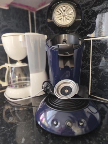 un mixeur assis au-dessus d'un comptoir dans l'établissement Chez Steph et Angie, à Londinières