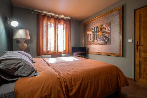 une chambre avec un lit avec une couverture orange dans l'établissement Gite Lucie, à Carpentras