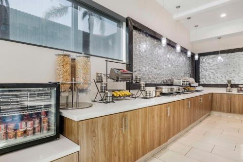 Una cocina o zona de cocina en Best Western Carlsbad by the Sea