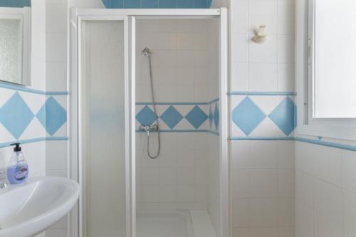 a bathroom with a shower and a sink at Apartamento Perez Zara 6 in Conil de la Frontera