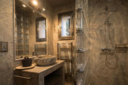 une salle de bain avec un lavabo et une douche dans l'établissement Gite Lucie, à Carpentras