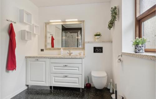 Bilik mandi di 4 Bedroom Beautiful Home In Oksbøl