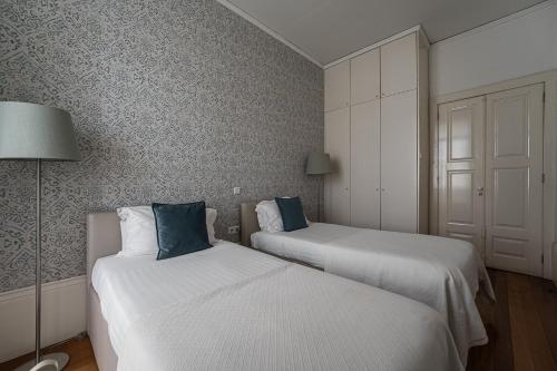 una camera con due letti e una lampada di GuestReady - Charming House Marquês a Porto