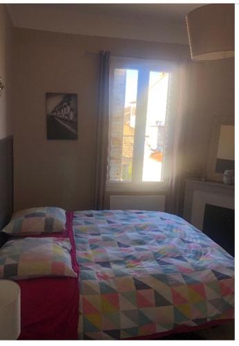 - une chambre avec un lit en face d'une fenêtre dans l'établissement Avignon T2 bis 54 m2 intra-muros 2ème ETAGE SANS ASCENSEUR, à Avignon