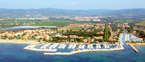 une vue aérienne d'une station balnéaire avec des bateaux dans l'eau dans l'établissement Studio nature, à La Londe-les-Maures