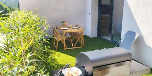 une arrière-cour avec une table et un grill dans l'établissement Studio nature, à La Londe-les-Maures