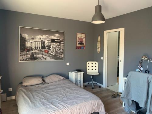 une chambre avec un lit et un tableau au mur dans l'établissement Villa Soleil Bordeaux 4 chambres, à Le Bouscat