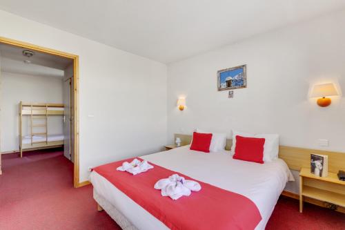 Кровать или кровати в номере Hotel Emeraude