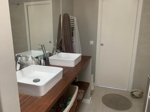 une salle de bain avec un lavabo blanc et un miroir dans l'établissement Villa Soleil Bordeaux 4 chambres, à Le Bouscat