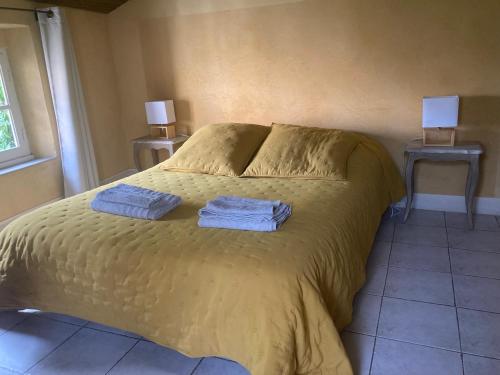 Cama o camas de una habitación en gîte à Rustrel