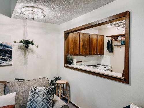 ein Wohnzimmer mit einem Wandspiegel in der Unterkunft 73SW - A Perfect Family Getaway WIFI, Great Resort Amenities in Deming