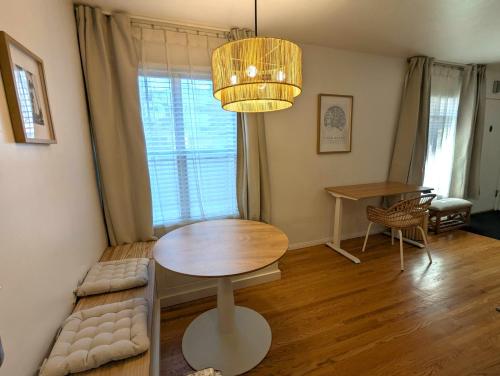 Χώρος καθιστικού στο Boho 1-Bedroom Beach Condo with Mid Size Parking & Laundry