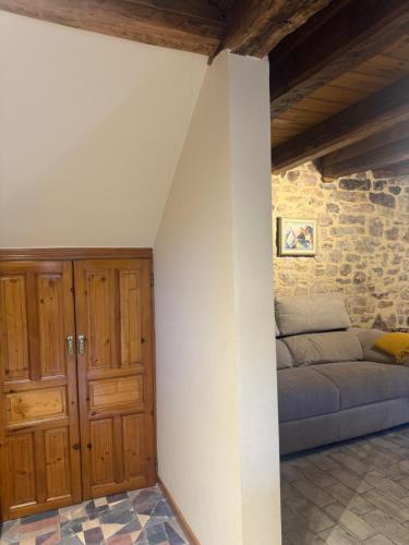 a living room with a couch and a wall at La Casita de Verdiago in Verdiago
