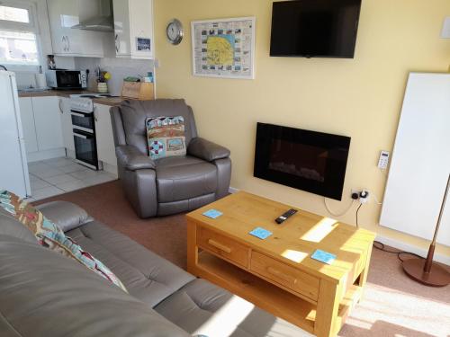 Η κουζίνα ή μικρή κουζίνα στο 'Sunnyside' Chalet, walk to the beach & close to Norfolk broads - pet friendly!