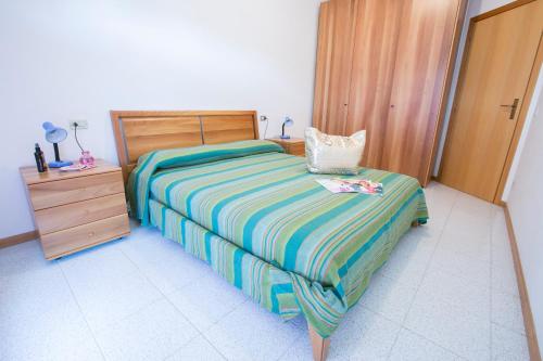 um quarto com uma cama e uma cómoda com uma almofada em Gemma Pineto Vacanza em Pineto