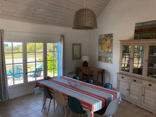 une salle à manger avec une table et des chaises dans l'établissement VOTRE MAISON DE VACANCES à BELLE ILE EN MER, à Locmaria