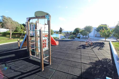 un parque infantil vacío con un tobogán en Marrocha Club, en Porches