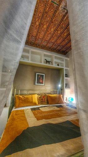 Una cama o camas en una habitación de Dar HISANE