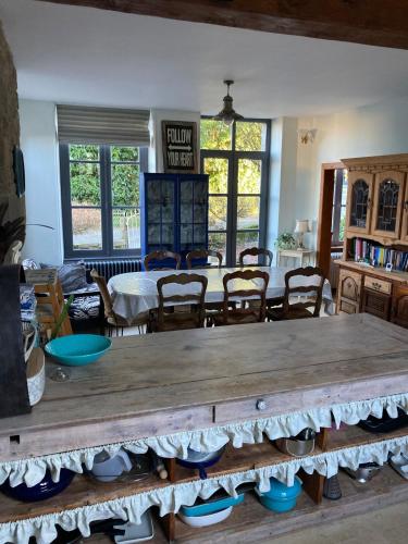 - un salon avec une grande table en bois et des chaises dans l'établissement Beautiful village home close to all attractions, à Saint-Sever-Calvados