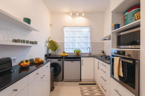 Cuisine ou kitchenette dans l'établissement Coco Beach I&II - 6 Bedrooms , Private Pool , Beach at 200 meters