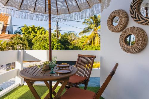 Terrasse ou espace extérieur de l'établissement Coco Beach I&II - 6 Bedrooms , Private Pool , Beach at 200 meters