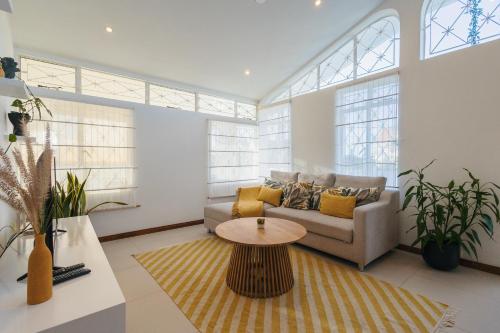Coin salon dans l'établissement Coco Beach I&II - 6 Bedrooms , Private Pool , Beach at 200 meters