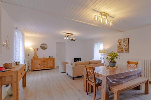 un salon avec une table et un canapé dans l'établissement Gîte du cerisier, à Lanouaille