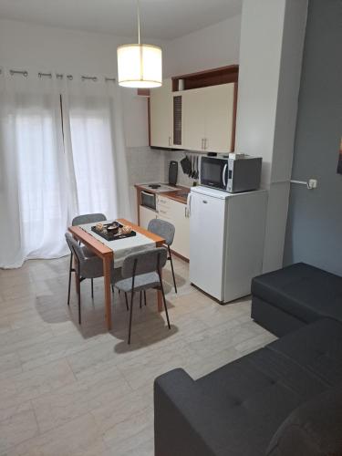 Η κουζίνα ή μικρή κουζίνα στο Port View Apartment