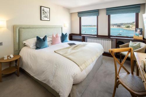 Кровать или кровати в номере The Moorings Hotel & Restaurant