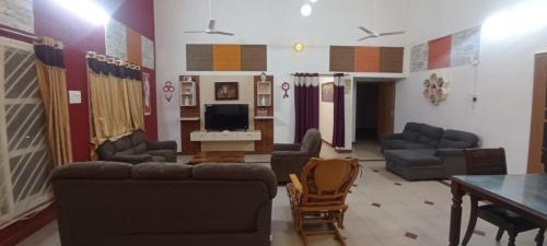 Χώρος καθιστικού στο Kumaran Kudil - New Family Home Stay VL Bodinayakkanur, Theni
