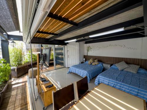 a bedroom with two beds and a balcony at Dowtown lofts by flor y tierra in Guadalajara