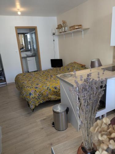 - une chambre avec un lit et un vase à l'étage dans l'établissement Studio cosy, à Saumur