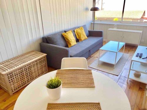 Beautiful studio 200 from tram B