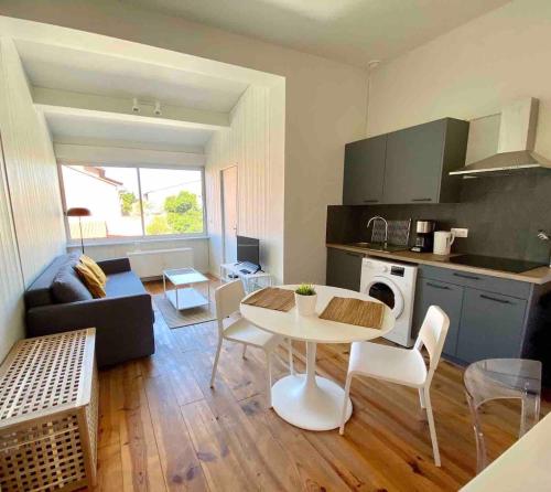 une cuisine et un salon avec une table et des chaises dans l'établissement Beautiful studio 200 from tram B, à Talence