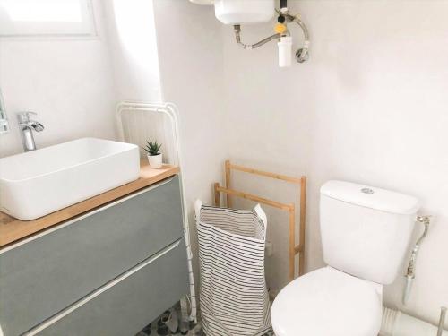 une salle de bain avec un lavabo blanc et des toilettes dans l'établissement Beautiful studio 200 from tram B, à Talence