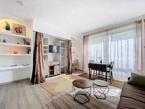 un salon avec un canapé et une table dans l'établissement Studio Lumineux Avignon Parking, à Avignon