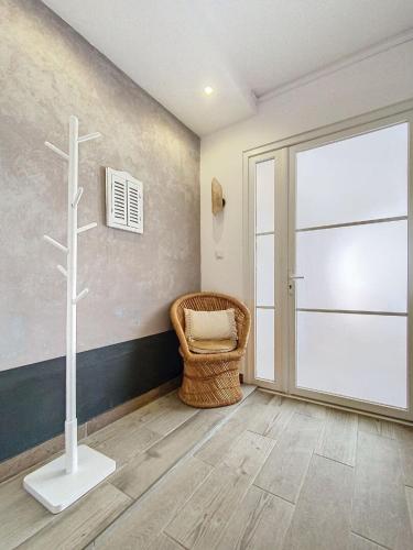 une salle de l'église avec une croix et une chaise dans l'établissement Studio Lumineux Avignon Parking, à Avignon