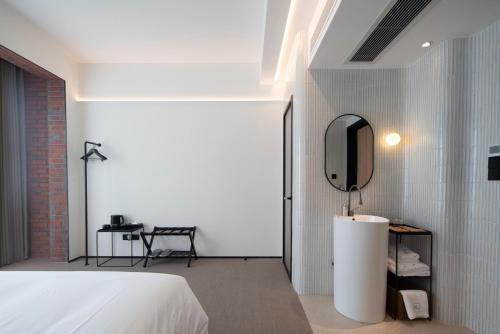 Ένα ή περισσότερα κρεβάτια σε δωμάτιο στο The Moment Hotel