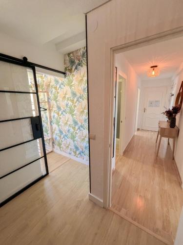 Modern & bright apartment with balcony