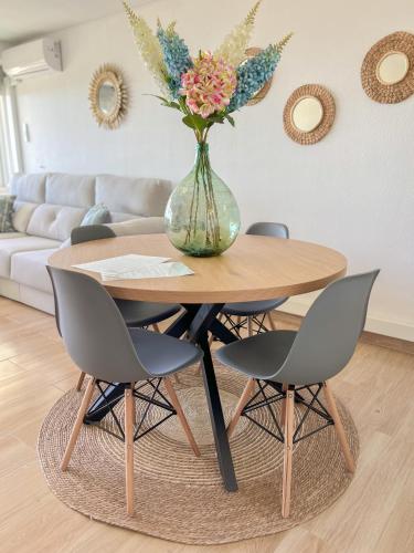 Modern & bright apartment with balcony