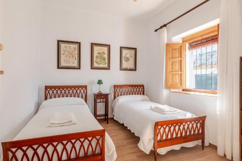 due letti in una stanza con finestra di La veleta a Gerena