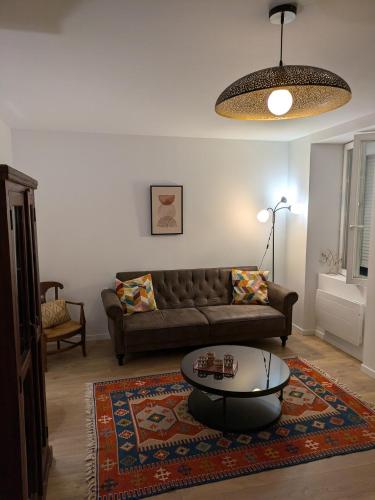 un salon avec un canapé et une table basse dans l'établissement T2 calme cosy rénové & entièrement équipé 1er étage, à Seloncourt
