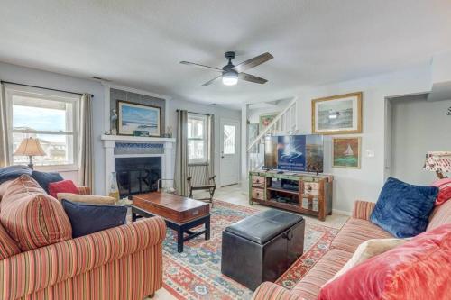 un salon avec deux canapés et une table dans l'établissement Lovely Villa Verol, à Saint-Tropez