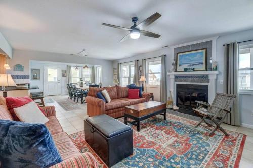 un salon avec un canapé et une cheminée dans l'établissement Lovely Villa Verol, à Saint-Tropez