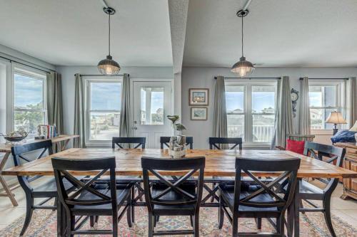 une salle à manger avec une table et des chaises en bois dans l'établissement Lovely Villa Verol, à Saint-Tropez