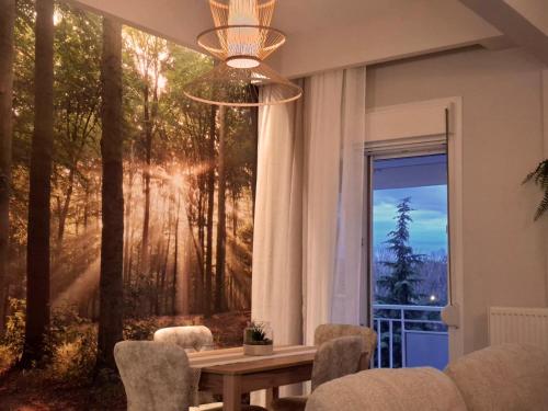 ein Esszimmer mit einem Wandbild eines Waldes in der Unterkunft Serres Best For Rest in Serres