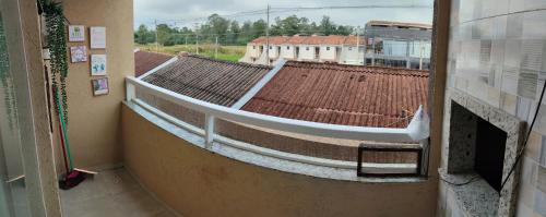 a view of a roof of a building at Apartamento à 3min do Aeroporto in São José dos Pinhais